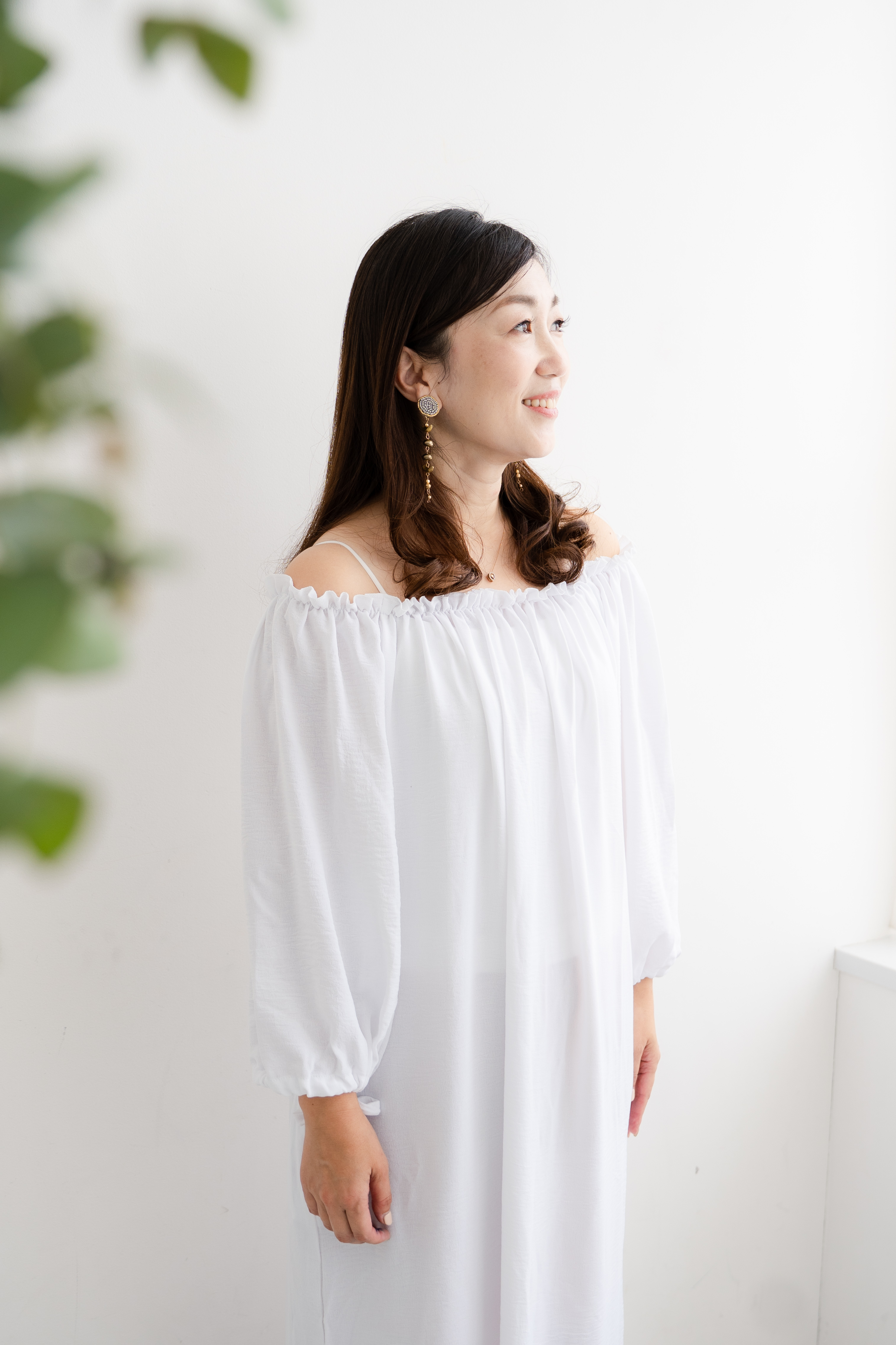 窓辺で微笑む更年期・フェミニンケア講座の講師・千葉志織